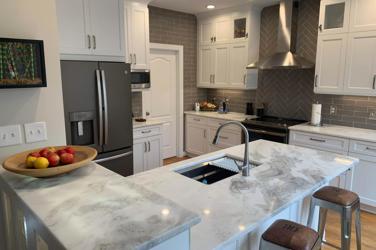 Bright Transitional Kitchen